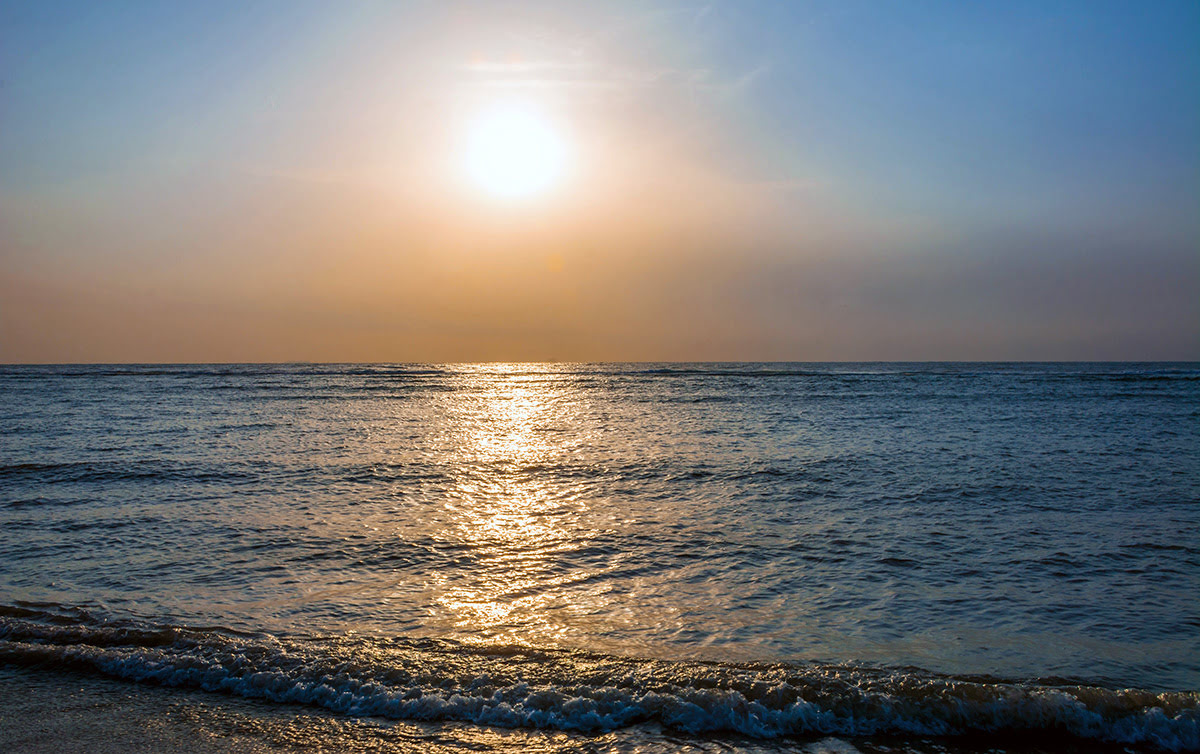 Calm coastal water at sunrise representing Drainsrjointsax hydration ideas